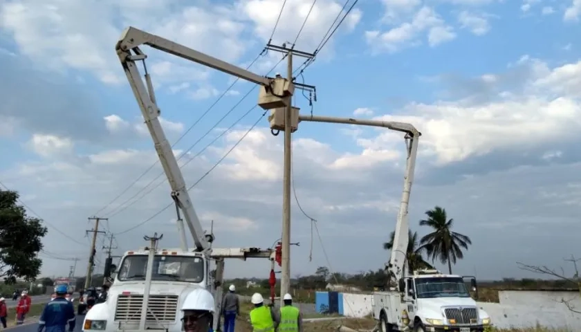 Operarios de Electricaribe trabajaron ininterrumpidamente durante 14 horas.