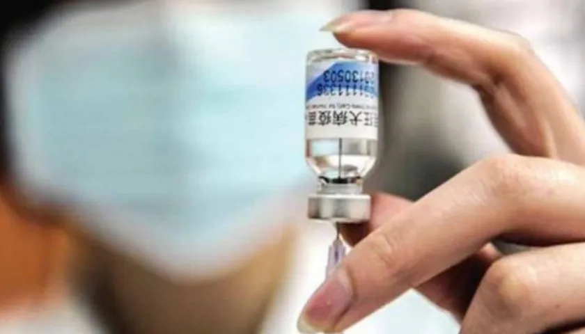 Padres en China buscan respuestas a las vacunas caducadas.