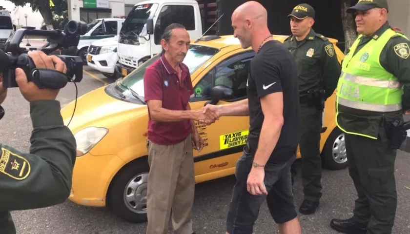 Momento de la devolución del dinero.