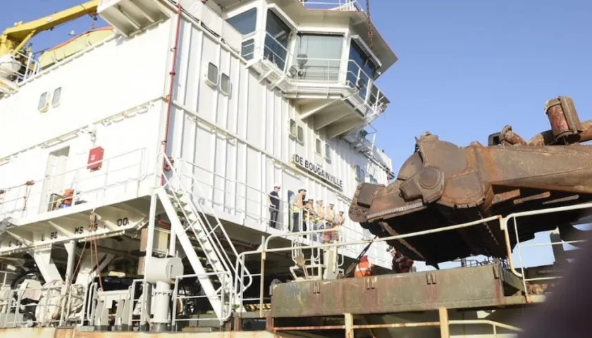 Actualmente la draga De Bougainville realiza el mantenimiento del canal navegable.