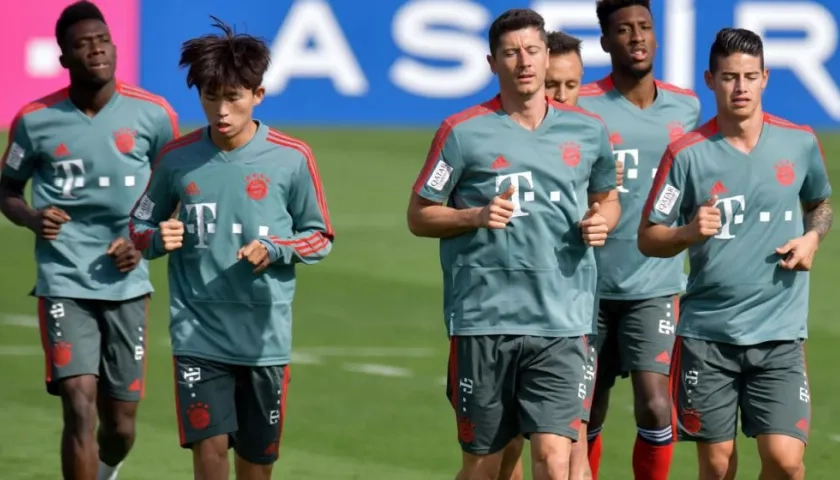 El centrocampista colombiano James Rodríguez (d) calienta durante el último entrenamiento de pretemporada del equipo
