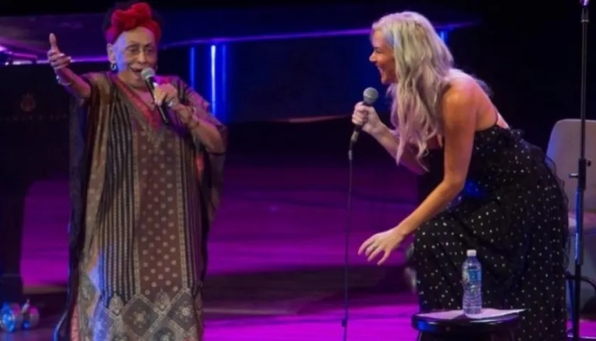 La cantante de soul y R&B Joss Stone y la intérprete cubana Omara Portuondo 