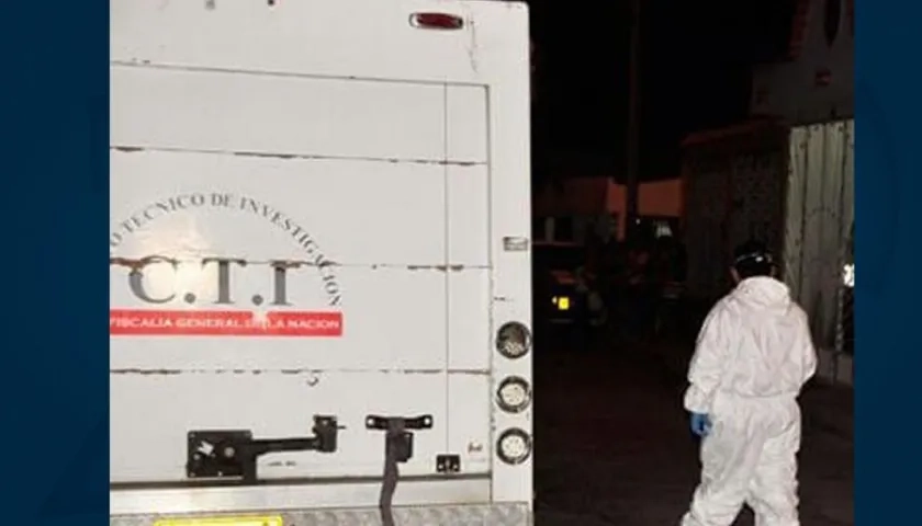 El CTI de la Fiscalía realiza el levantamiento del cadáver.