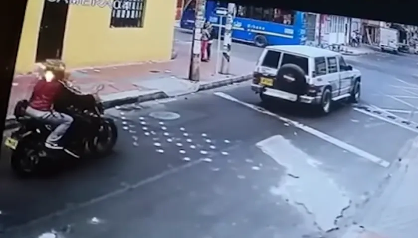 La motocicleta que fue captada cerca al carro bomba.