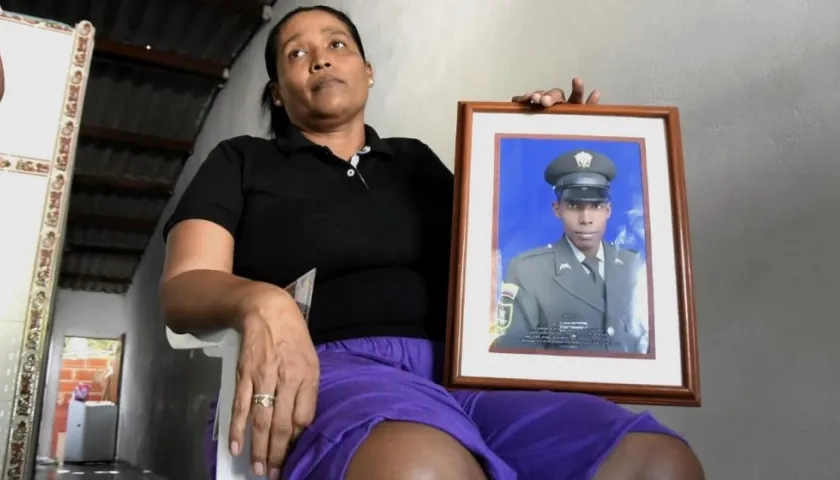 Candelaria sostiene la foto de su hijo Yosimar.