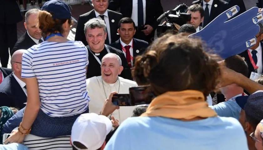 El Papa Francisco saluda a los jóvenes en Panamá.