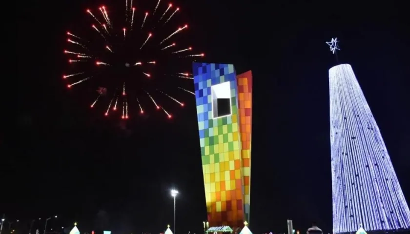 Así lució el árbol de Navidad el año pasado, junto a la Ventana del Mundo.