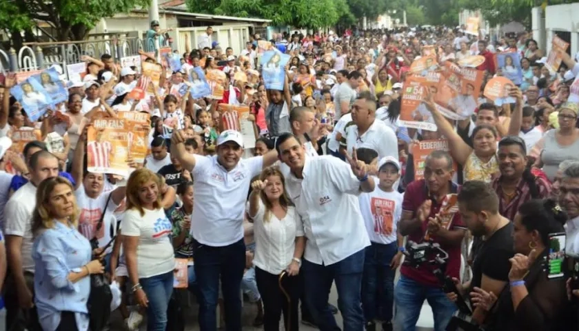 Los candidatos con el público que los apoya.