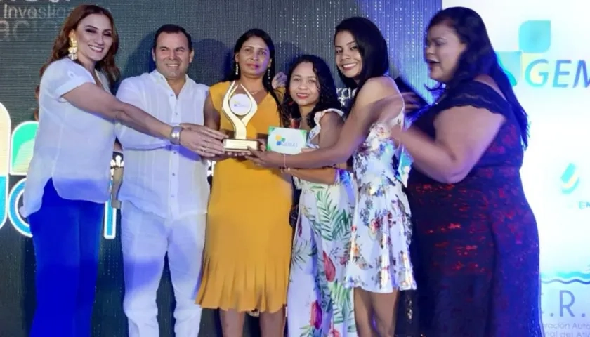 Representantes de Eco de Colombia con el premio GEMAS.