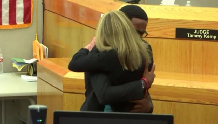 Momento en que Brandt Jean abraza y perdona a Amber Guyger.