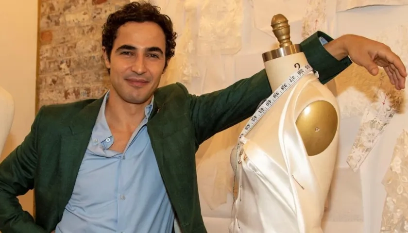 El diseñador Zac Posen posa durante la presentación de su colección para Pronovias