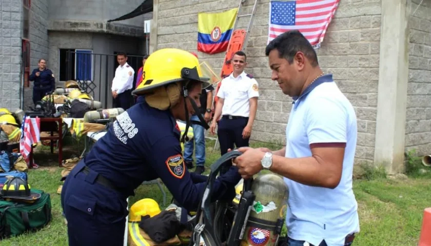 El Alcalde Efrain Bello, durante la entrega de los equipos.