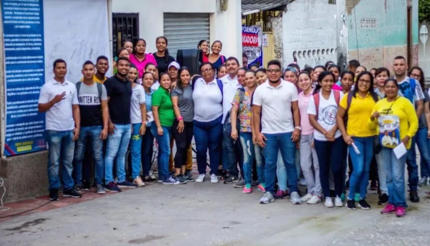 El candidato Robin González, rodeado de seguidores.