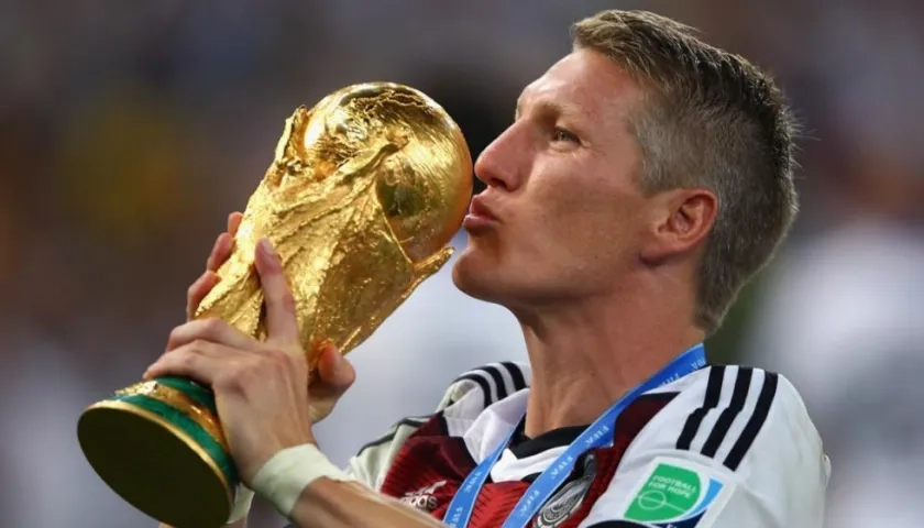 Bastian Schweinsteiger, besa la copa del mundo. 