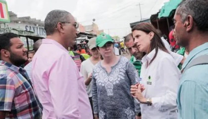 La Directora General del Instituto Colombiano de Bienestar Familiar (Icbf), Juliana Pungiluppi, en Riohacha.