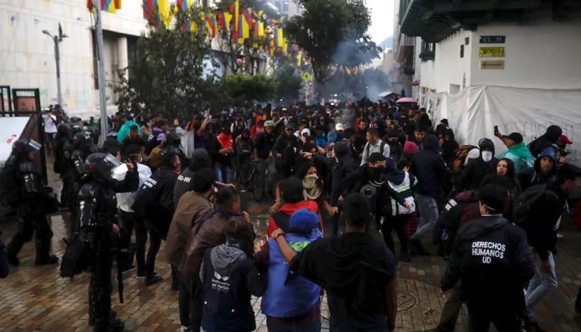 Estudiantes universitarios se enfrentan con la policía este jueves en la Plaza Bolívar, en Bogotá