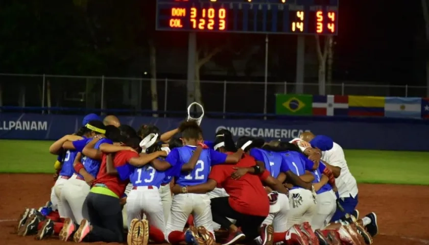 Jugadoras de Colombia se abrazan tras el partido que ganaron a las dominicanas.