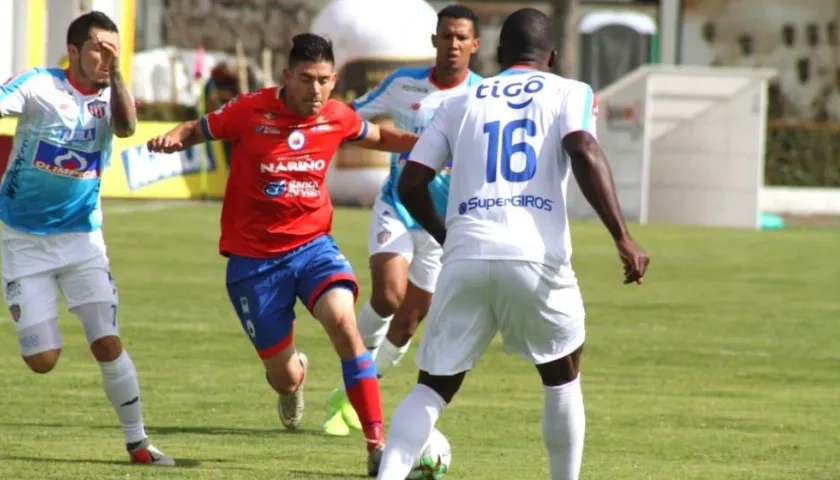 Leonardo Pico y Germán Mera neutralizando una llegada de los locales.