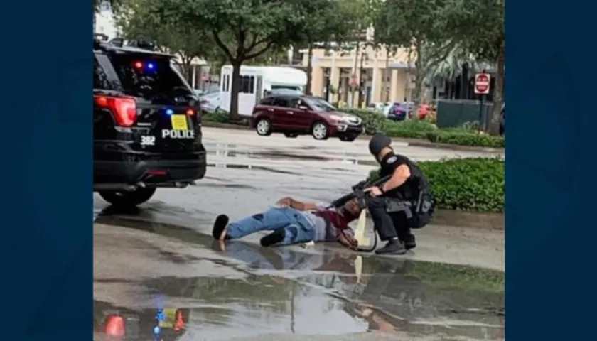 Un oficial de la Policía auxilia a una persona lesionada.