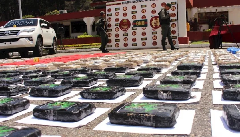 Militares de la Guardia Nacional Bolivariana (GNB) muestran material incautado en un operativo antidrogas.