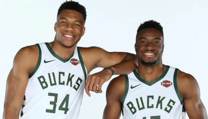 Giannis Antetokoumpo y Thanasis Antetokoumpo, jugadores de los Bucks.