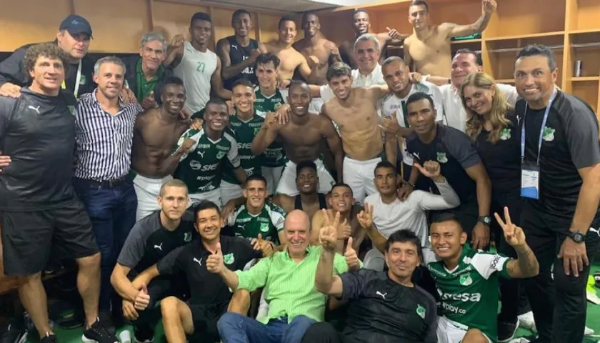 Jugadores del Deportivo Cali celebrando en el camerino.