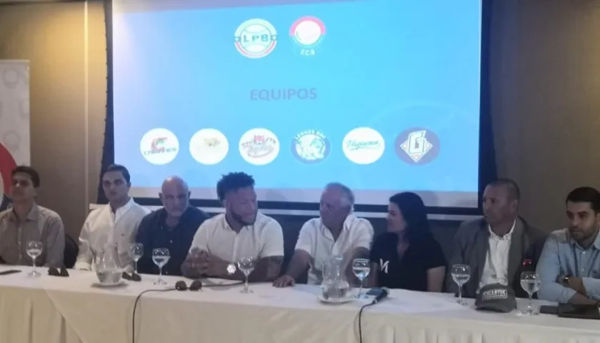 En la foto, el lanzamiento de la temporada de béisbol profesional.