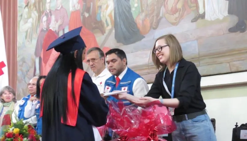 Excombatientes se graduaron al certificar sus saberes en enfermería.