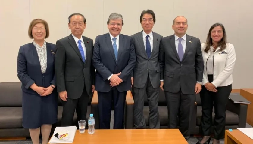 Canciller con funcionarios japoneses.