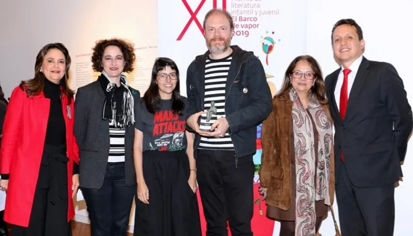 Miembros de la Fundación SM, con el ganador Premio Barco de Vapor 2019, José Andres Gómez Santacoloma.