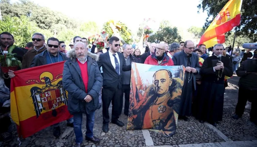 Familiares y seguidores en el cementerio.