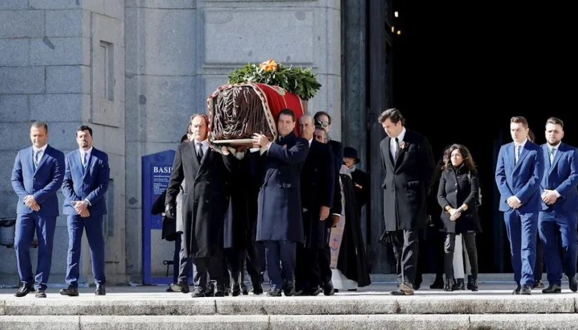 Los familiares de Franco portan el féretro con los restos mortales del dictador tras su exhumación en la basílica del Valle de los Caídos.