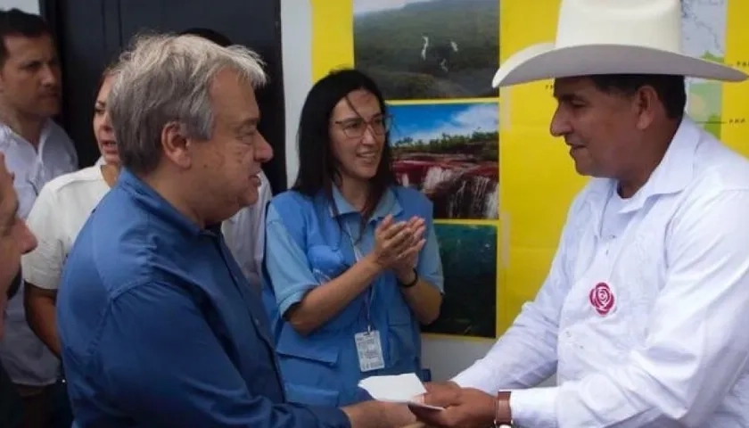 António Guterres, secretario general de la ONU, y el desmovilizado asesinado Alexánder Parra.