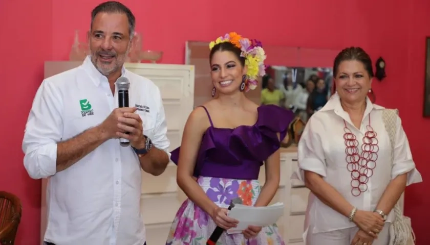 Isabella Chams (Reina del Carnaval 2020) junto a Juan José Jaramillo (secretario de Cultura del Distrito) y Carla Celia (Directora de Carnaval S.A.S).