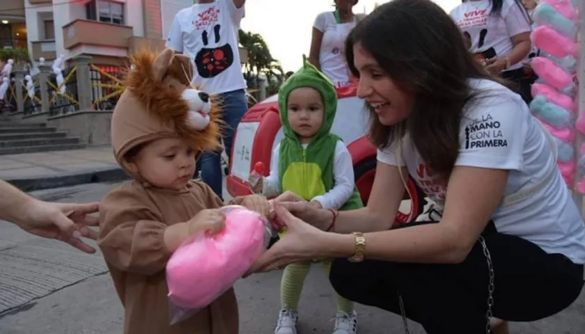 La Primera dama del Distrito comparte con niños de la ciudad en el Día de los Niños.