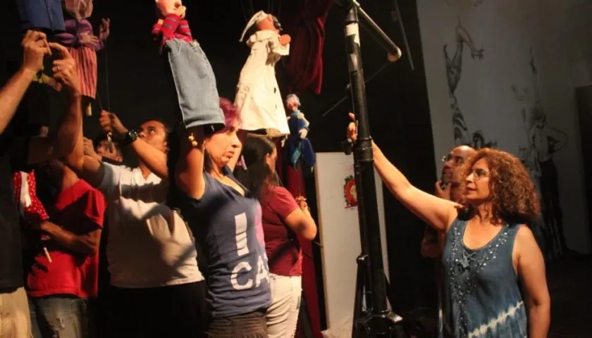 La actriz mexicana María Lourdes Miramontes dirigiendo la obra.