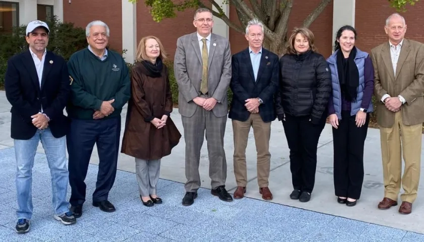 El Alcalde de Barranquilla, Alejandro Char (izquierdo).