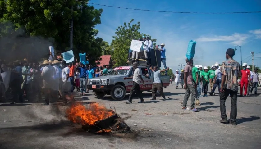 Las protestas se iniciaron por la escasez de combustibles.