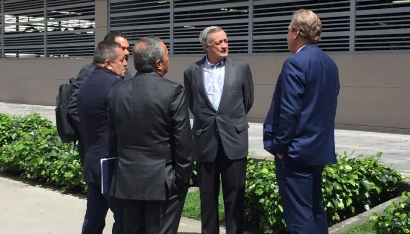 Ramón Jesurun al lado de los presidentes de varios clubes de Colombia. 