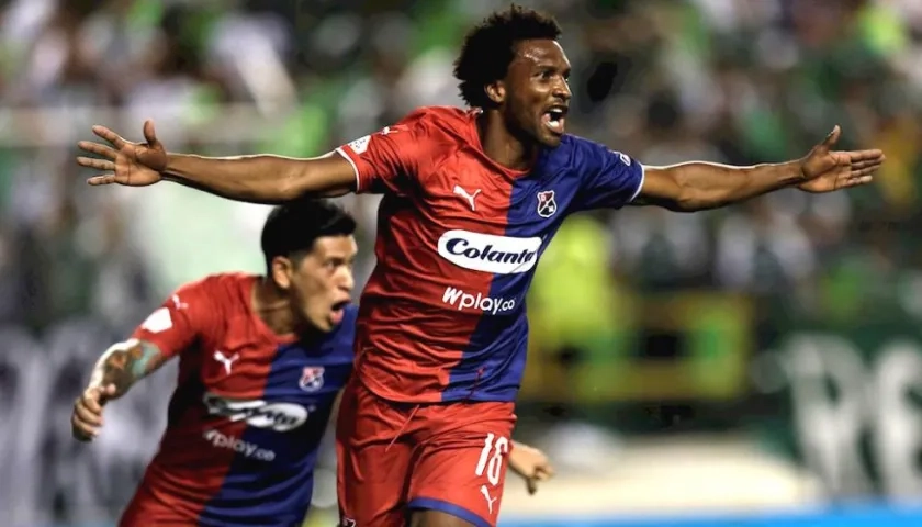 Didier Moreno celebrando el primer gol del DIM. Detrás de él Germán Cano quien anotó el segundo.