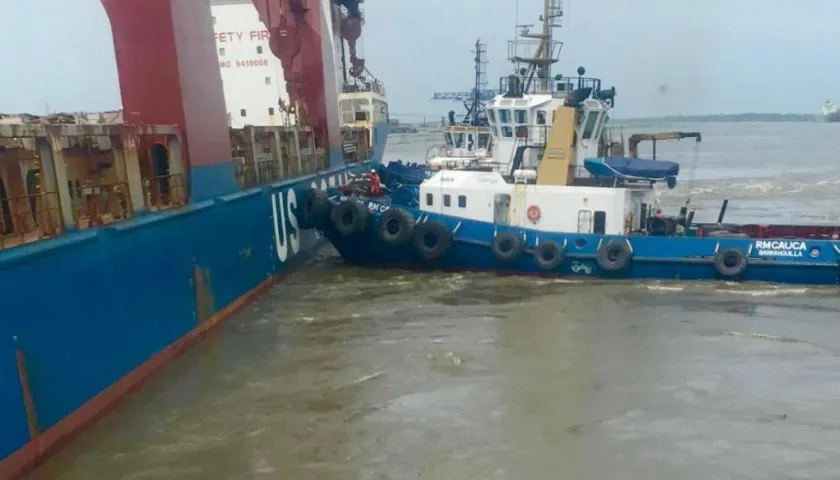 Un remolcador en la maniobra de rescate.