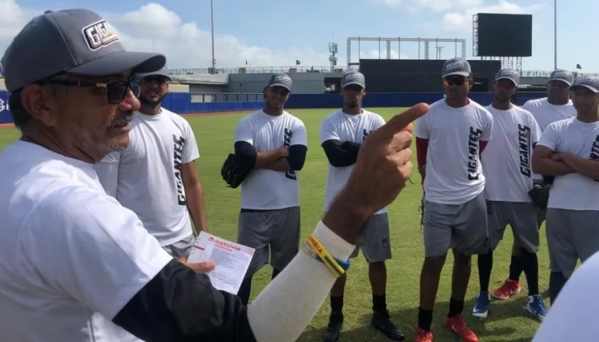Daniel Mavarez, pitching coach de los Gigantes. 
