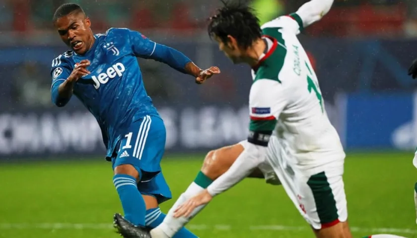 Douglas Costa ante la marca de Vedran Corluka. 