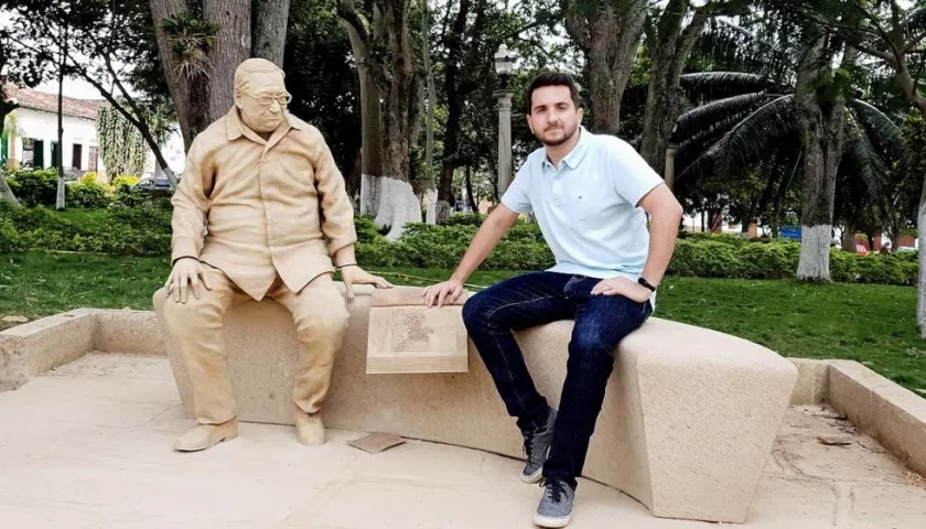 La escultura y el artista colombiano Joaquín Restrepo.