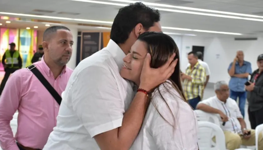 El alcalde electo Evaristo Olivero y la abogada Marisabella Romero.