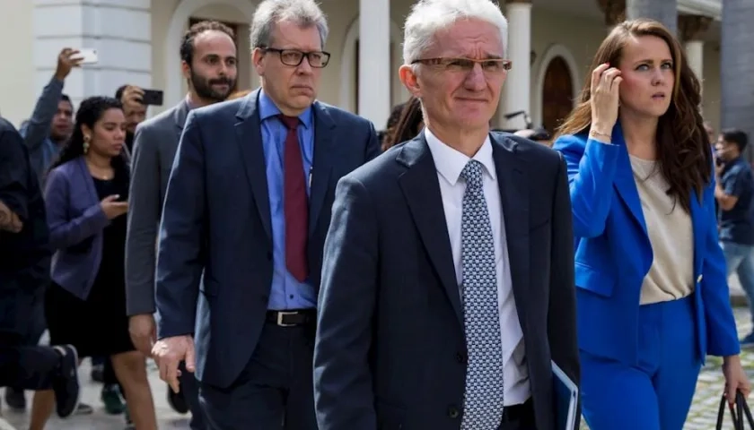El secretario general adjunto de la Oficina de Naciones Unidas para la Coordinación de Asuntos Humanitarios (OCHA), Mark Lowcock (i), salen luego de una reunión en el Palacio Legislativo en Caracas (Venezuela).