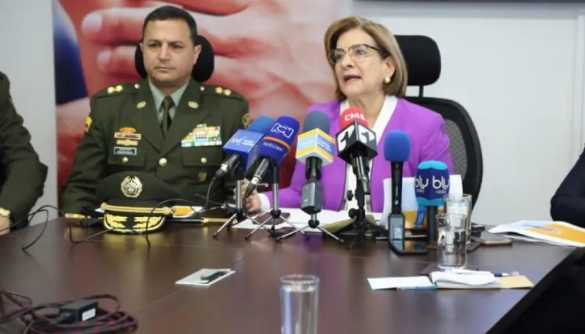 El general Norberto Mujica y la ministra de Justicia, Margarita Cabello.