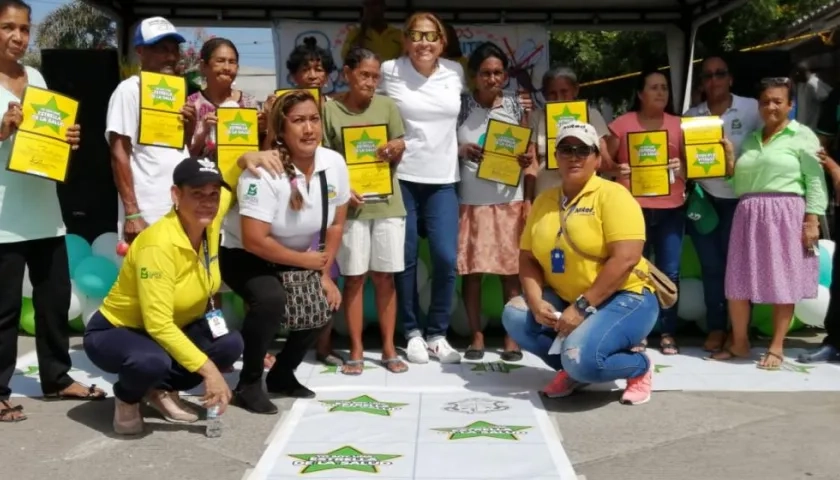 La secretaria de Salud, Alma Solano (centro) con las Estrellas de la Salud.