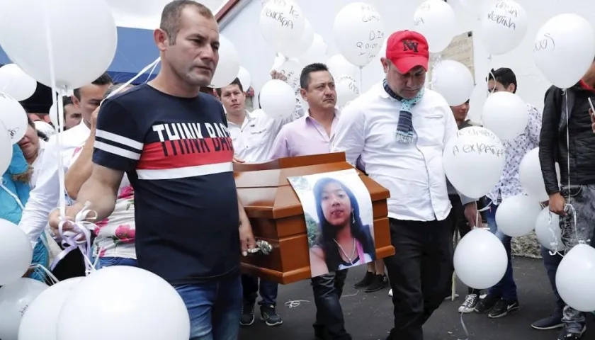 Familiares le dan el último adiós a Diana Medina Garzón, una de las víctimas del bombardeo en Caquetá.