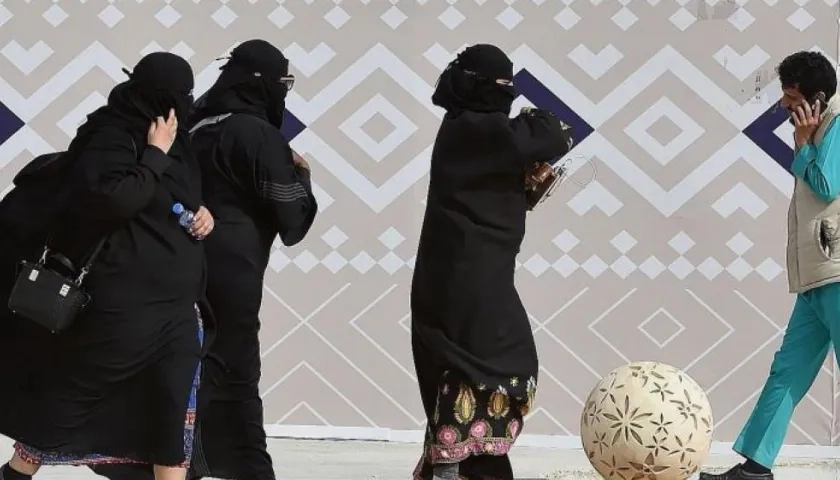 La ultraconservadora sociedad saudí también se dividió en internet entre quienes criticaban y aplaudían el vídeo en Twitter o Facebook.